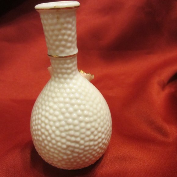 VTG BUD VASE, WHITE W/3D ROSES & LEAVES, DIMPLED, GOLD ACCENTS - Picture 3 of 6